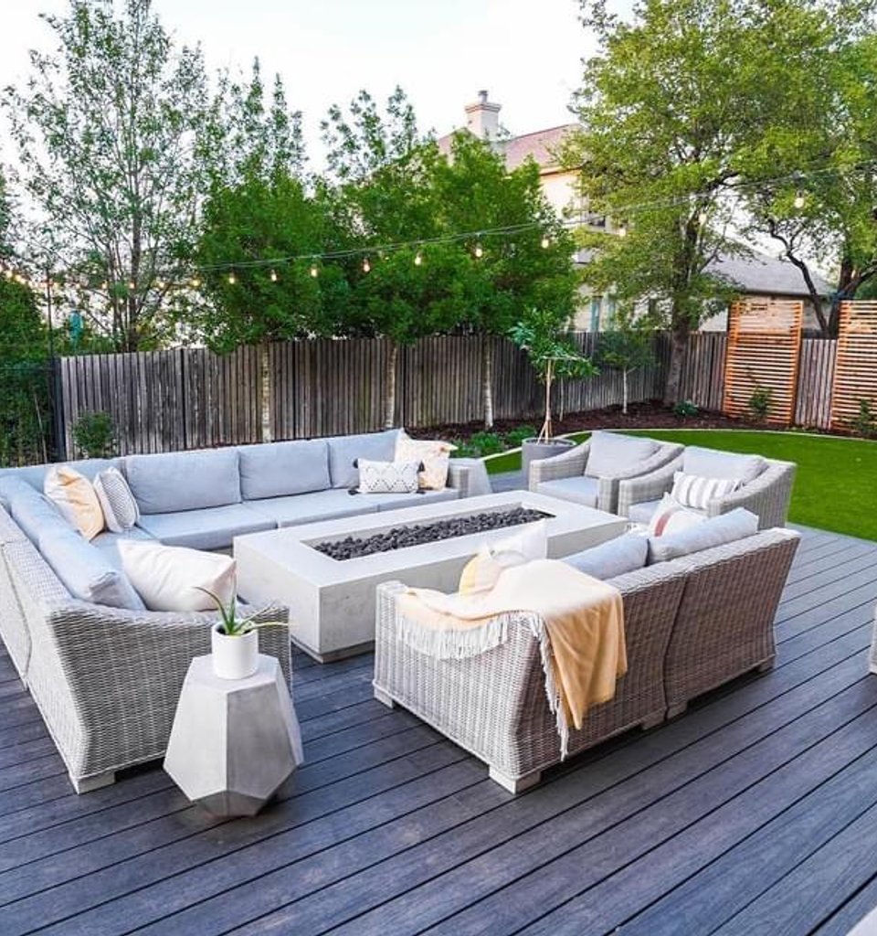 Bee Cave deck fire pit with turf, planters, and a privacy screen in daylight
