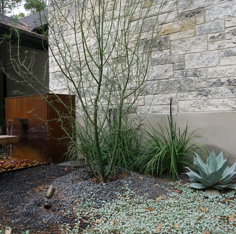 Recirculating water feature and gravel landscaping in a Bastrop Lost Pines courtyard